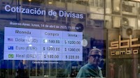 Rush of Farm Dollars Fails to Lift Argentine Peso Ahead of Vote