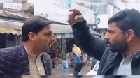 Video Of An Argument Between Pak Journalist And Cop In English Leaves Internet in Splits