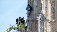 Man with PLO flag climbs London’s Big Ben, rescuers help get him down