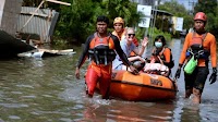SAR team evacuates foreign tourists from Seminyak, Bali