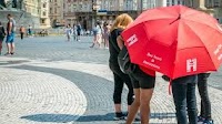 A newspaper for CZK 900? 'Red umbrella' vendors are back in Prague 1