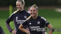 Jessie Gale pens first professional Arsenal deal