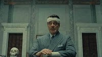 Benicio del Toro busca heredero tras sobrevivir a seis accidentes aéreos en el primer tráiler de la película ‘La Trama Fenicia’, de Wes Anderson.