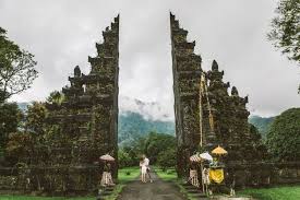 Photo Couple At Handara Gate Bali