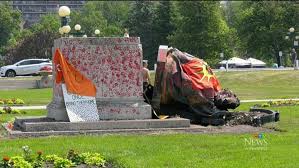 Queen Elizabeth Statue In Winnipeg