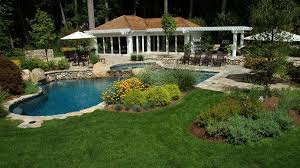 15 Swimming Pool Landscaping Ideas