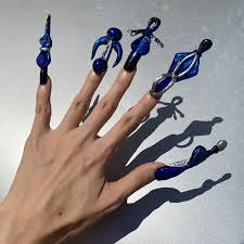 Cyshimi Is The Artist Showing Nail Art