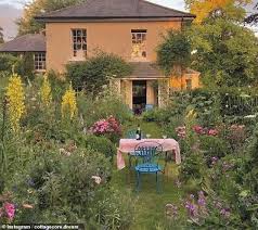 How To Achieve A Cosy Cottage Garden