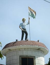 Martyr S Statues Installed Atop Houses