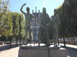 Bronze Statue In Tuileries Garden Pari