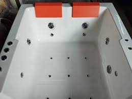 Steamers India White Jacuzzi Bath Tub