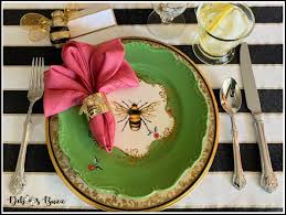 Royal Bee Theme Table Napkin Fold
