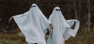 100 Costumes 2023