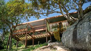 Balmy Palmy House Perches Above Steep