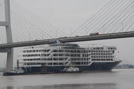 cruise ship crashes into wenzhou bridge