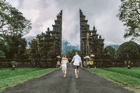 Photo Couple At Handara Gate Bali