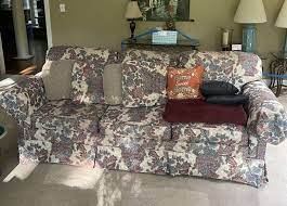 Fl Sofa With 7 Throw Pillows And 1