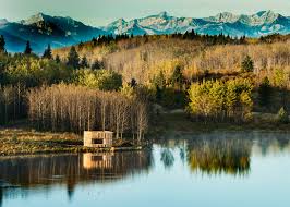 Fireplace Hut For Lakefront In Canada