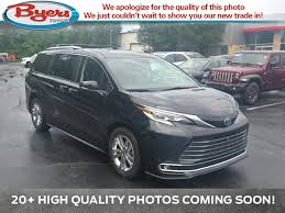 2023 Toyota Sienna Platinum 4d