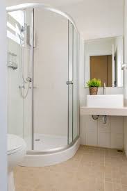 Primary Bathrooms With Corner Showers