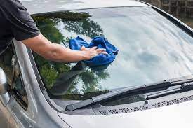 How To Clean A Car Windscreen Like An