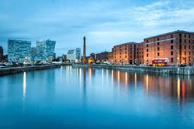 albert dock towards the pump house pub