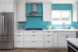 31 White Cabinets With Glass Tile