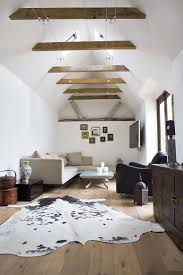 cozy living rooms with ceiling beams