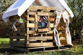 Diy Pallet Playhouse How To Make A
