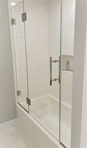 4 Innovative Bathtub Door Designs To