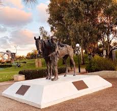 Feature Moving Statues 16 December