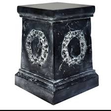Pedestal Wreath 14w 18h Top