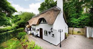 Striking Thatched Home In Inkberrow