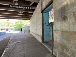 the brooklyn bridge pedestrian entrance