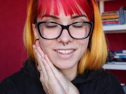 Aos 22 anos, Thais enfrentou depressão e ajuda pessoas dividindo o que  sentiu