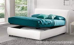 Il letto è disponibile in diverse versioni di colore. Letto Dallas Mondo Convenienza Letto Ecopelle Poltrone A Sacco Arredamento