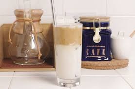 Cocok disajikan saat cuaca panas terik begini, banyakin es batunya biar makin adem ditenggorokan. Resep Mudah Bikin Dalgona Coffee Bisa Ngopi Cantik Nan Estetik Di Rumah Guideku Com