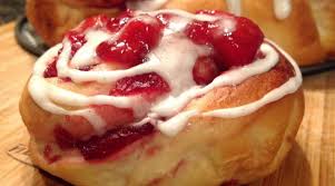 Recette Brioches Aux Fraises Glacage A La Vanille Desserts Bread Recipes Sweet Fun Desserts