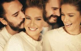 Burcu biricik emotion reklamı terlemekten korkma beni böyle sev seda kırmızı oda boncuk camdaki kız nalan nalan sedat nalan hayri camdaki kız konusu camdaki kız nalan'ın hikayesi. Burcu Biricik Ve Esi Kaza Gecirdi
