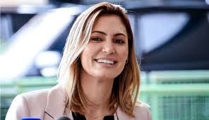 Bolsonaro ist seit 2007 in dritter ehe mit der 27 jahre jüngeren michelle de paula firmo reinaldo bolsonaro verheiratet, mit der er eine tochter hat. Brasiliens First Lady Michelle Bolsonaro Einsetzungsrede In Gebardensprache