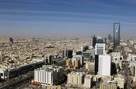 أصدر العاهل السعودي، الملك سلمان بن عبد العزيز، السبت، أمرا بتمديد فترة حظر التجوال حتى إشعار آخر، وذلك ضمن الجهود التي تبذلها المملكة لمواجهة جاء الإعلان على لسان مصدر بوزارة الداخلية السعودية، وفقا لما نقلته وكالة الأنباء الرسمية بالبلاد، وقال فيه: Ø£Ù…ÙŠØ± Ø³Ø¹ÙˆØ¯ÙŠ ÙŠØ¹ØªØ¨Ø± Ø®ÙŠØ§Ø± Ø­Ø¸Ø± Ø§Ù„ØªØ¬ÙˆØ§Ù„ ÙÙŠ Ø§Ù„Ù…Ù…Ù„ÙƒØ© Ø¶Ø±ÙˆØ±ÙŠØ§ Rt Arabic