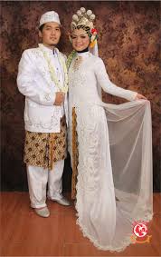 Gayatri wedding menyediakan jasa rias pengantin adat maupun modern, didukung oleh tenaga rias yang sudah berpengalaman dibidangnya, dengan harga yang terjangkau serta memiliki kwalitas yang terbaik dan didukung dengan koleksi baju yang terkini yang sesuai. Trend Busana Putih Untuk Pernikahan