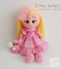 Amigurumi Bebek Ve Pek Sirin Kumas Elbisesi Hem Orgu Hem De Dikis Severler Icin Ilham Verici Bir Calisma Amigurumi Bebek Nasil Yapili Krose Oyuncak Orgu Bebek