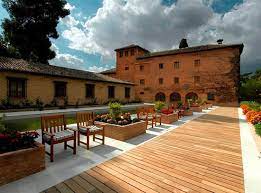 Dentro del recinto podrá pasear por grandes jardines, disfrutar de terrazas como la del casino en la zona de los hoteles o el bar azul junto al río. Hotel Dentro De La Alhambra Opiniones Del Hotel Parador De Granada Opiniones En Tripadvisor