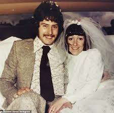Upon leaving, she furthered her television career in. Suranne Jones Announces Her Father Died From Covid 19 As She Shares Snap Of Her Late Parents Aktuelle Boulevard Nachrichten Und Fotogalerien Zu Stars Sternchen