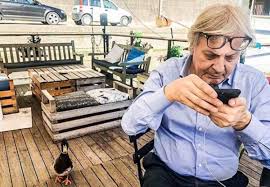 Riceviamo e pubblichiamo la lettera di amedeo ceniccola, ex sindaco di guardia sanframondi e imprenditore, indirizzata a vittorio sgarbi, nella quale ripercorre i i ricordi legati alla loro conoscenza, in particolare la visita presso la casa di bacco, avvenuta esattamente 4 anni fa. Berlusconi Sgarbi Cosa Succedeva Alle Sue Feste Con Tante Ragazze