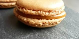 Macarons Faciles Au Caramel Au Beurre Sale Recettes Cooking Recette En 2020 Macaron Facile Recette Macaron Facile Recette Patisserie Facile