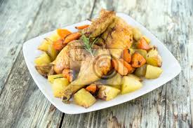 Tagliate a pezzi il pollo e sciacquatelo sotto l'acqua corrente. Pollo Arrosto Con Contorno Di Patate Und Carote Al Forno Fototapete Fototapeten Huhnerbraten Hauptgericht Geflugel Myloview De