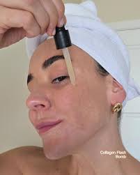 Siempre Planet First! 🌎 La extraordinaria fórmula 🔬 del Bronzing Radiance  Self-Tanning Cream 🍫 combina un 99,9% de INGREDIENTES NATURALES 🌿  logrando un efecto dual único de auto bronceado y potenciador del