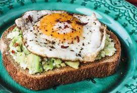 Une Toast A L Avocat Avec Un œuf Un Dejeuner Qui Fait Fureur Recipe Food Avocado Toast Avocado Toast Egg